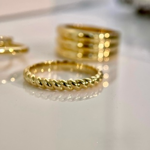 九十一篇 18K黄金麻花纽纹守护戒指 叠戴绞花排戒 实心罗缎女戒