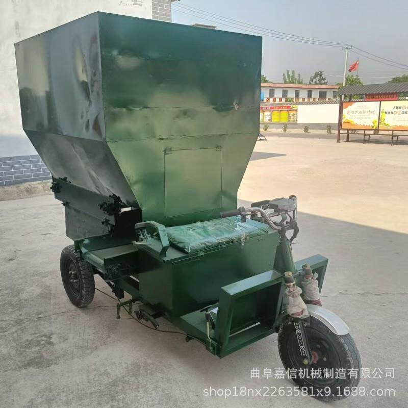 畜牧自动投料上料机 三轮草料搅拌养殖场喂料车 喂牛羊电动撒料车