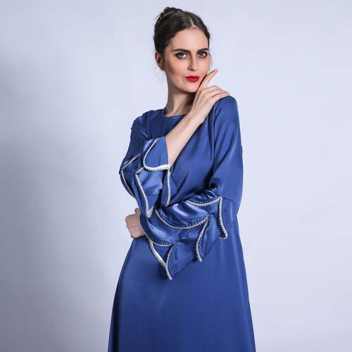 Matte dress with fish tail, three-layer sleeves, bright