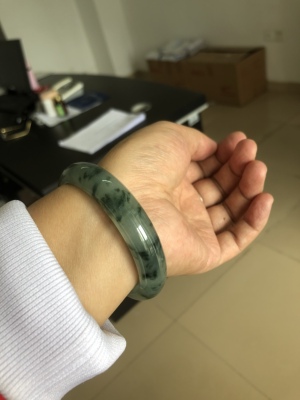 豪8印象S2翡翠手镯怎么样评判质量差有依据吗？