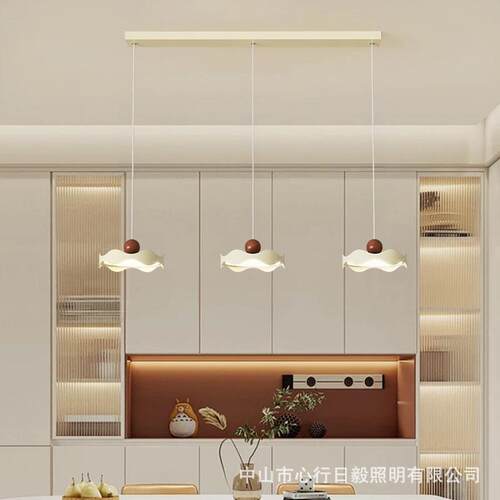 餐厅吊灯奶油中古风2026新款创意花朵三头直盘饭厅餐桌长条护眼灯