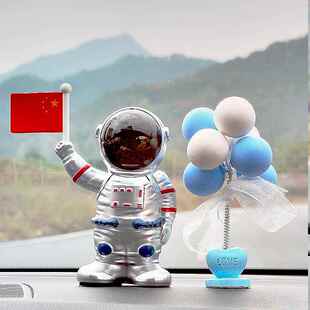 高档太阳能宇航员汽车五摆档件车载太空高爱国星小人红旗中控台装