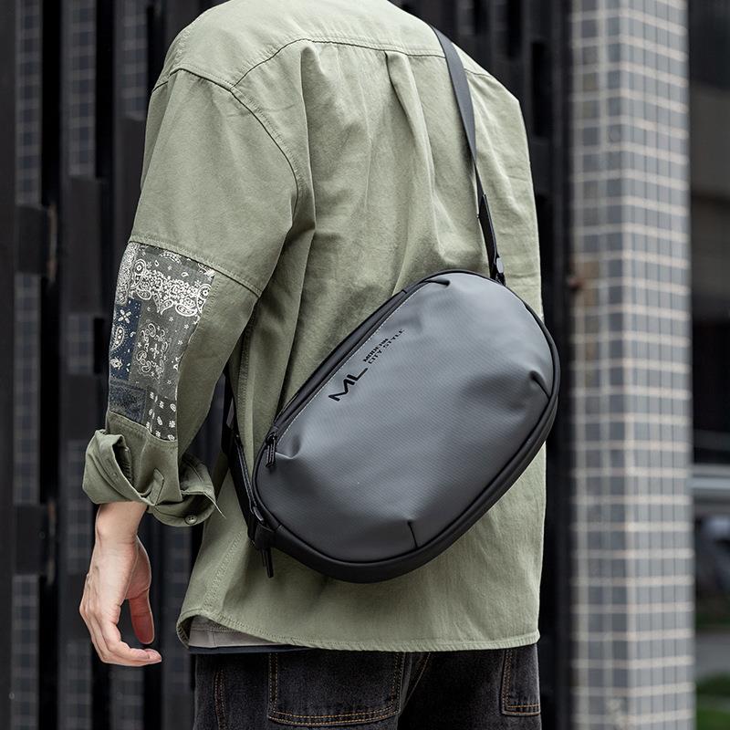 现货新款单肩包男士胸包休闲斜挎包机能包韩版百搭男包印logo