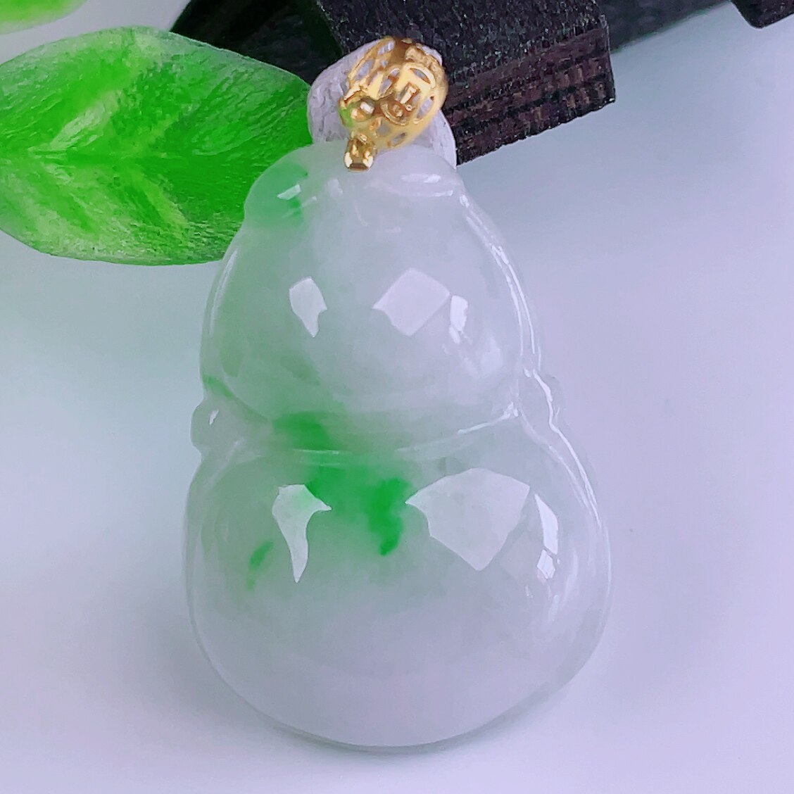 缅甸天然正品翡翠18k金扣头冰飘绿花满色精美闪拍葫芦玉吊坠3.31g