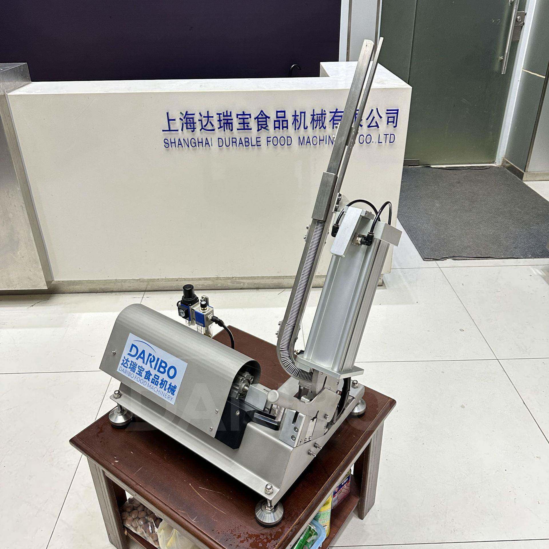 L810型气动拉紧打卡机 搭多种肉类灌肠设备 牛肉填充肉肠封口机器