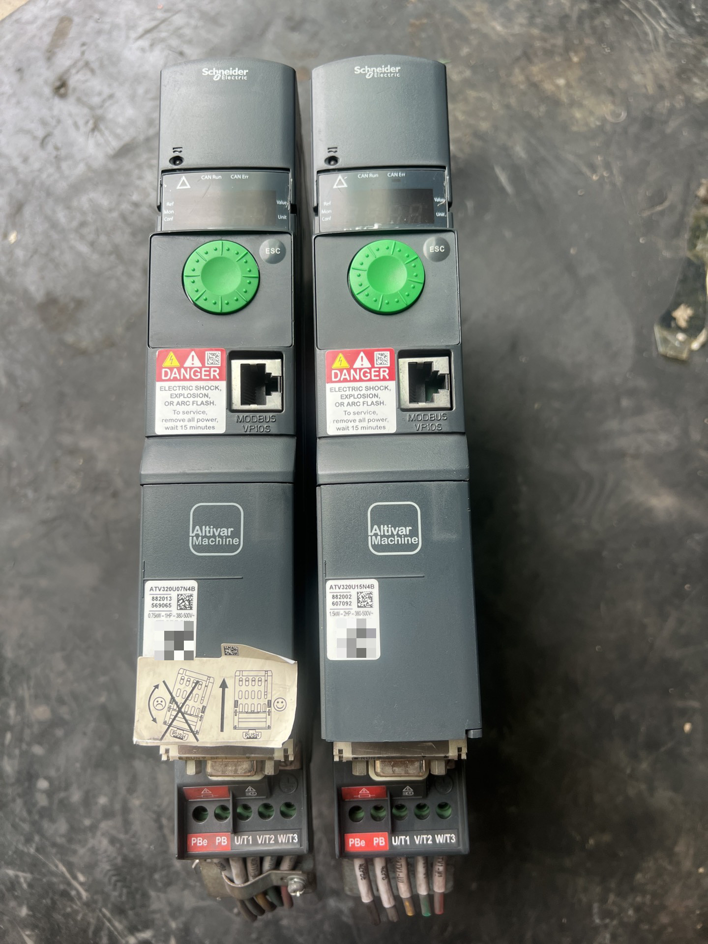 施耐德变频器ATV320，2台，1.5KW和0.75KW，3