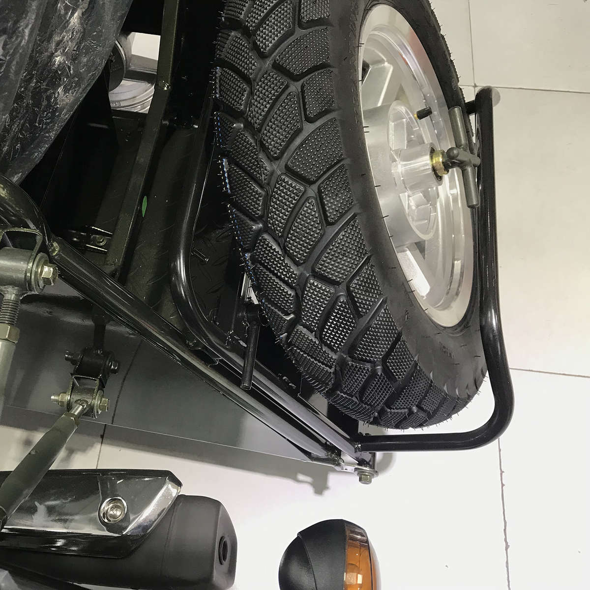 银钢船型边三轮YG150B-23国四巡逻者YG200B摩托车原厂配件备胎架