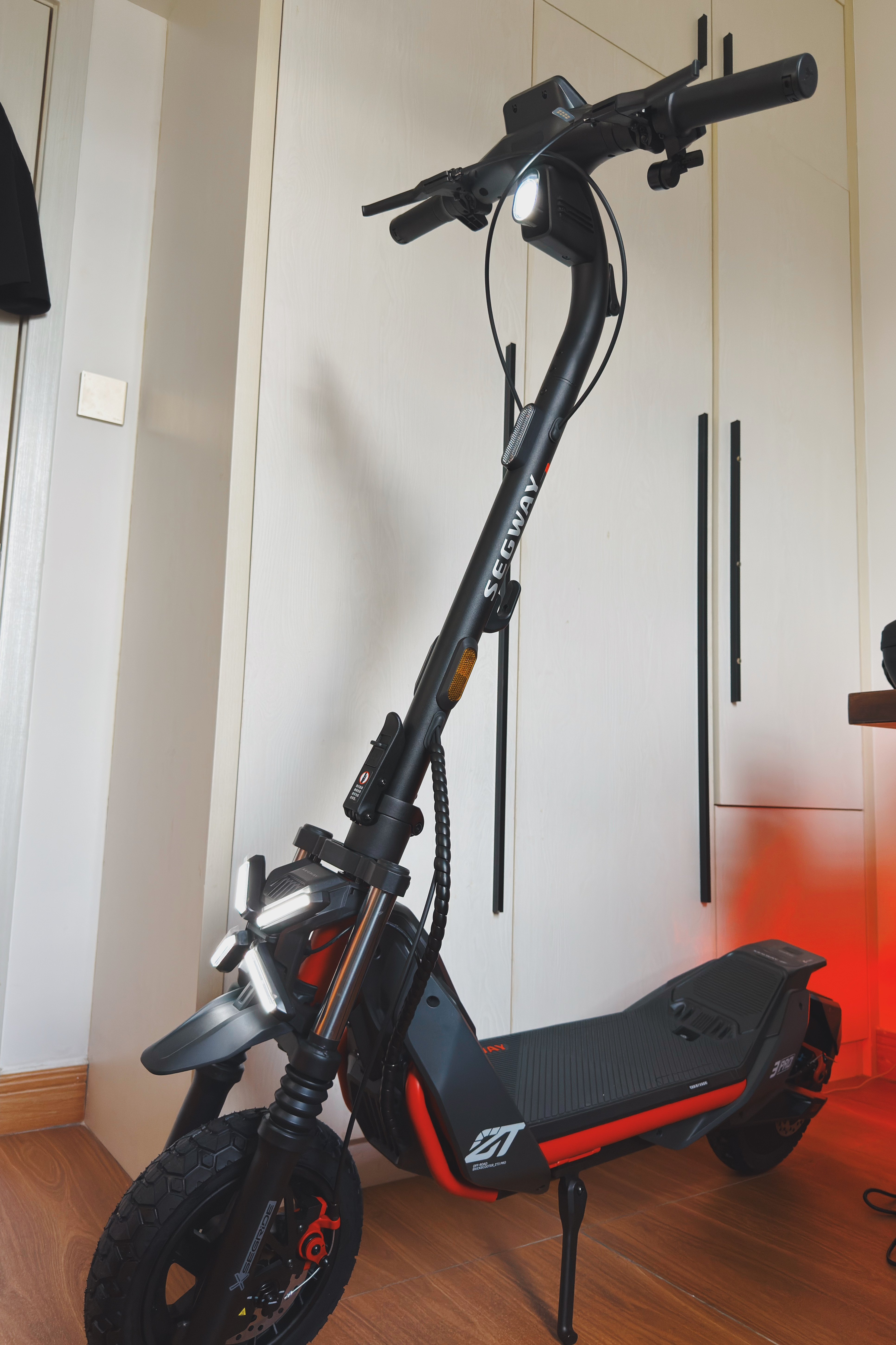 Электрический самокат Ninebot ZT3 Pro: 1600 Вт, внедорожная амортизация, TCS, долгий запас хода, Apple Find My, складной. Для взрослых, города и бездорожья. photo review