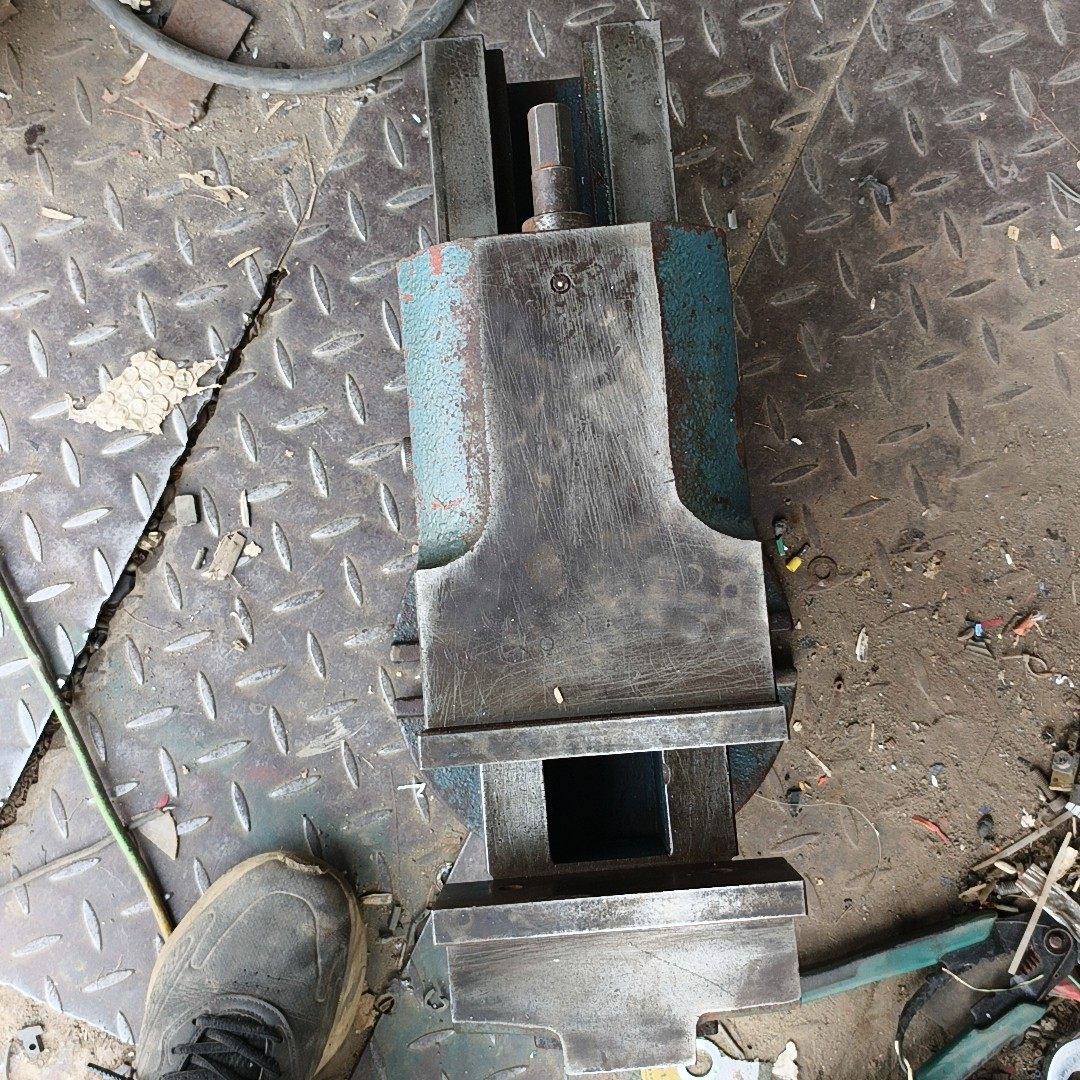 精密可调角度平口钳，钳口宽160毫米，开口240毫米，重量4