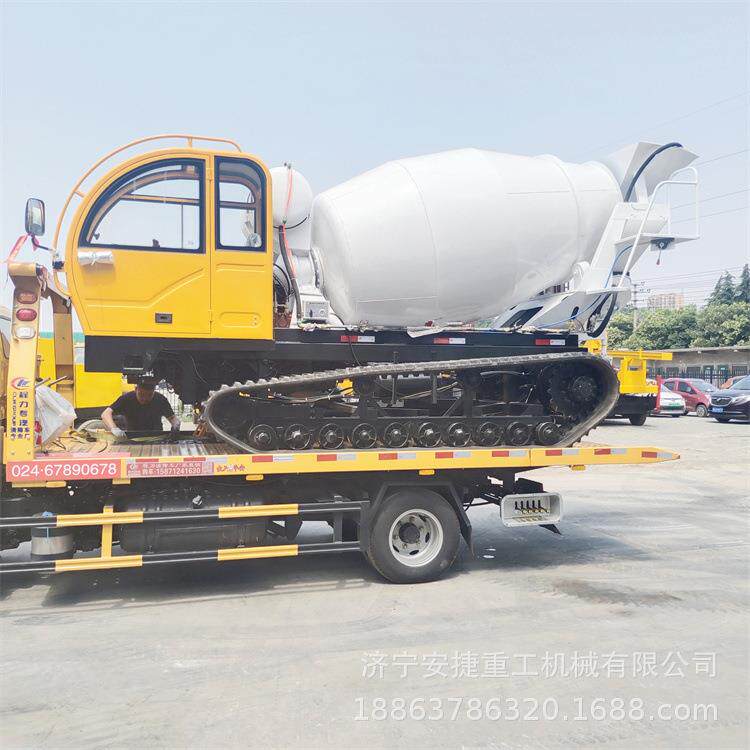 水渠建设混凝土搅拌车砂砾制浆履带式罐车3方小型履带混凝土车