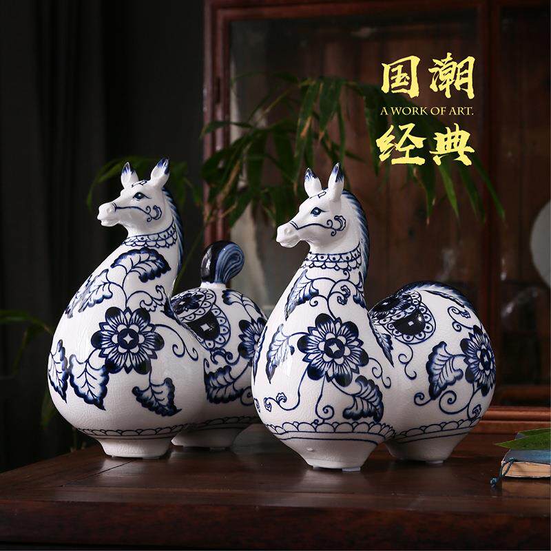 新中式国风陶瓷纯手绘工艺品家居摆件电视柜装饰品玄关青花瓷唐马