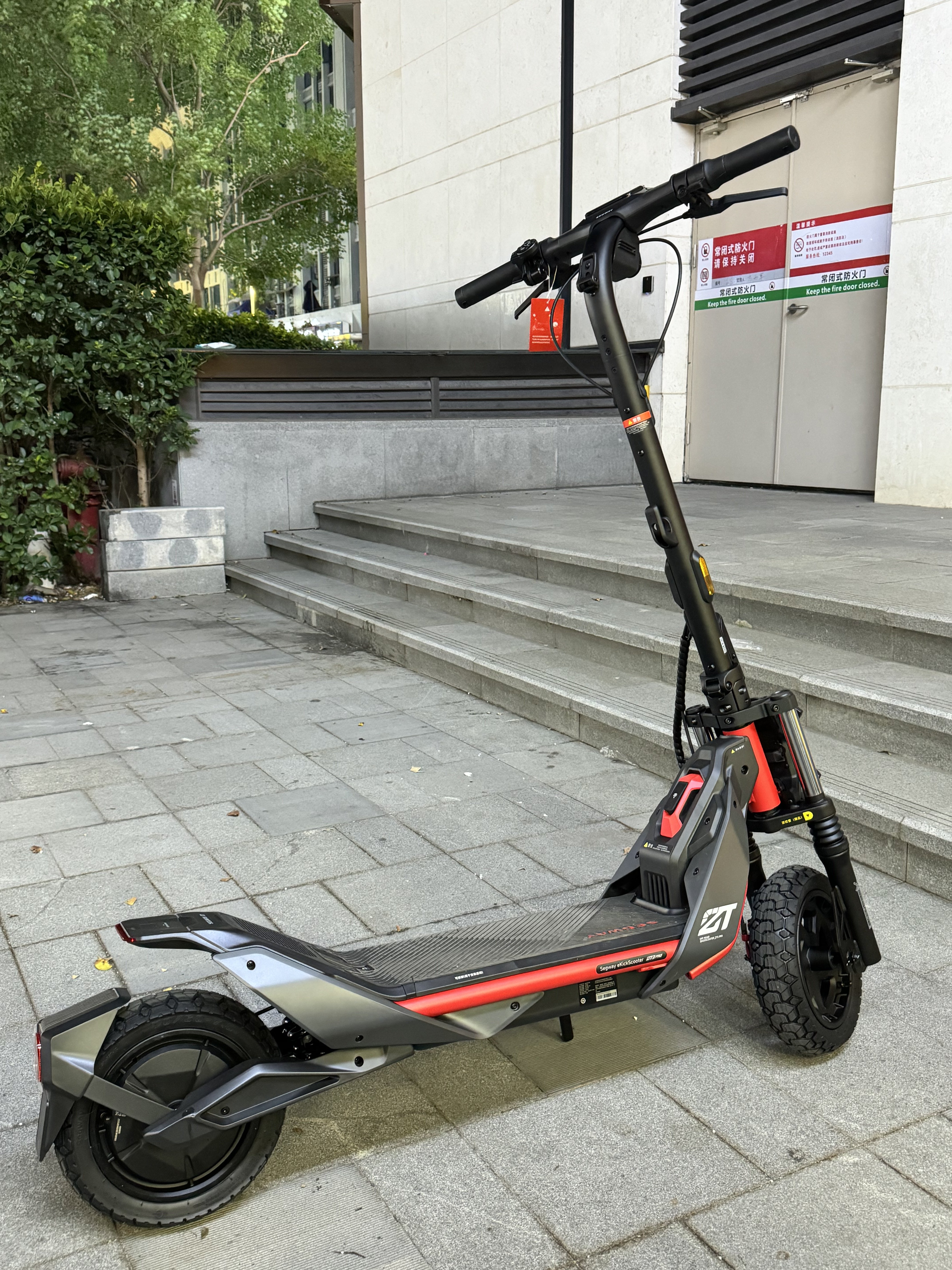 Электрический самокат Ninebot ZT3 Pro: 1600 Вт, внедорожная амортизация, TCS, долгий запас хода, Apple Find My, складной. Для взрослых, города и бездорожья. photo review