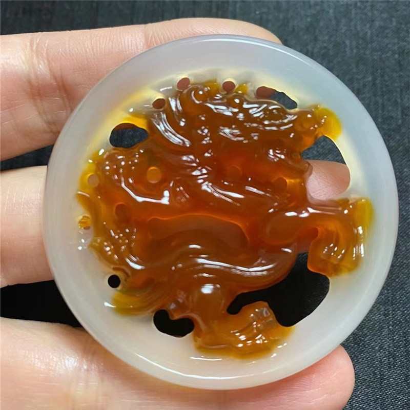 直播俏玉髓 鉴定 镂空直销支持坠批发雕刻老虎色玛瑙龙凤玛瑙吊天