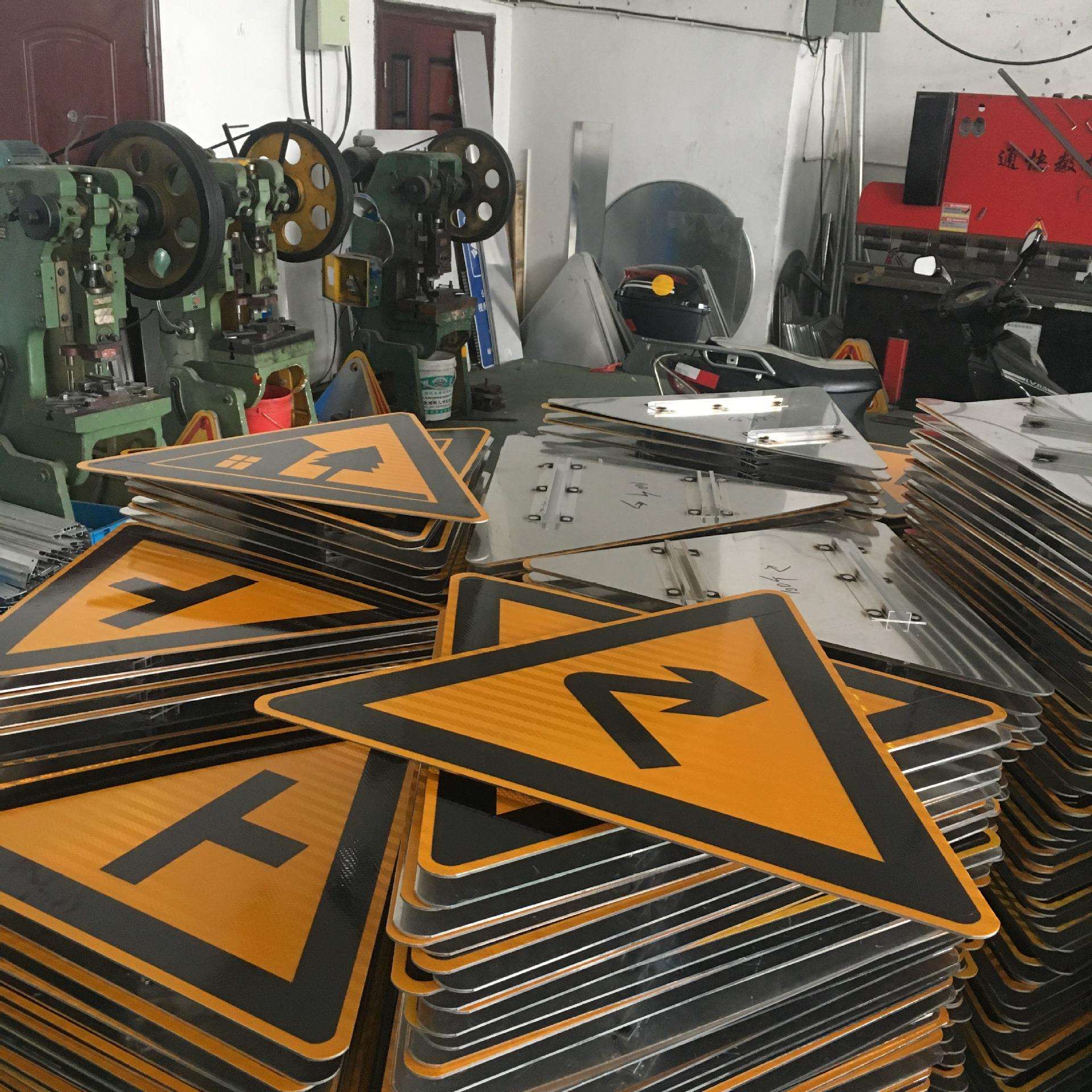 铝板反光交通标志牌限速限高圆牌高速公路指示牌提示牌三角警示牌