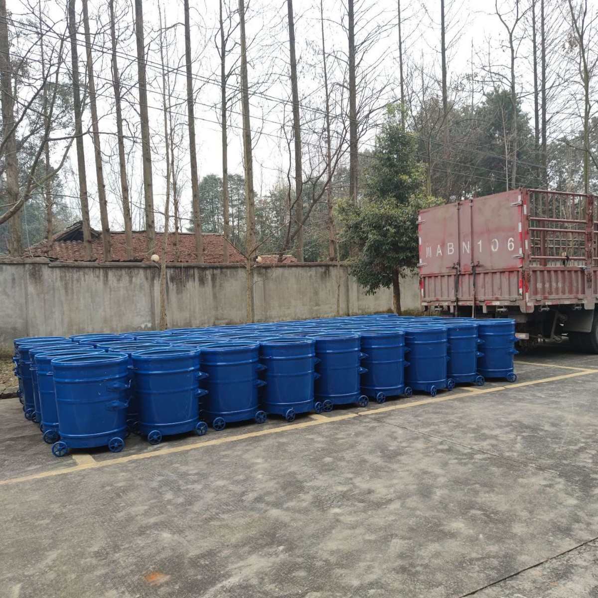 户外大号圆形垃圾桶乡镇环卫市政镀锌板垃圾箱垃圾房厂家批发圆桶