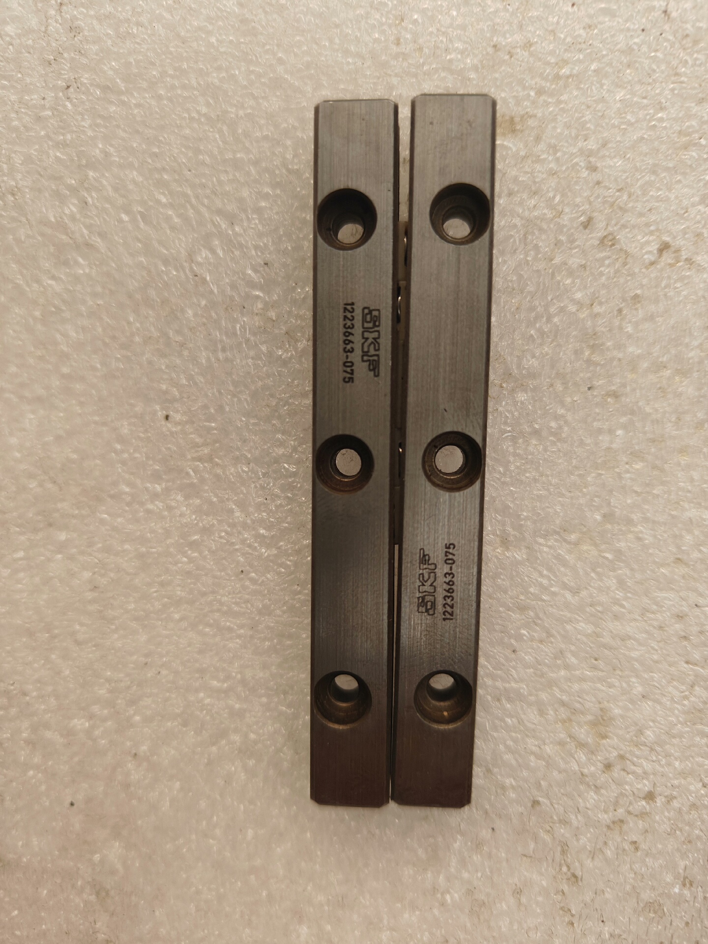 出几对几乎全新的SKF交叉导轨这款导轨采用高精度加工技术，表