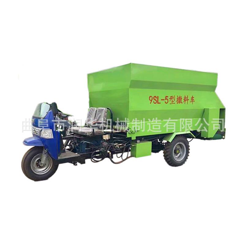 喂牛喂羊撒料车牧场上草车柴油牛羊喂料机电动养殖投料机全自动