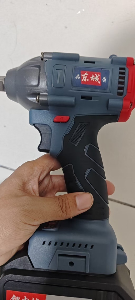 11月16日南通处置一个汽修店剩余闲置未使用两电一充充电式电动无刷扳手（无假）（包邮寄）网络拍卖公告