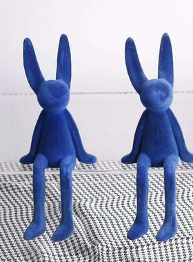 现代蓝色植绒坐姿兔人摆件售楼处样板房儿童房床头柜时尚轻装饰品