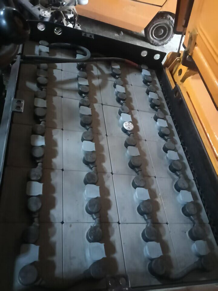 4月13日嘉兴委托-资产处置杭州叉车一台,载重1.5吨,电动叉车,充电器齐全,正常使用网络拍卖公告