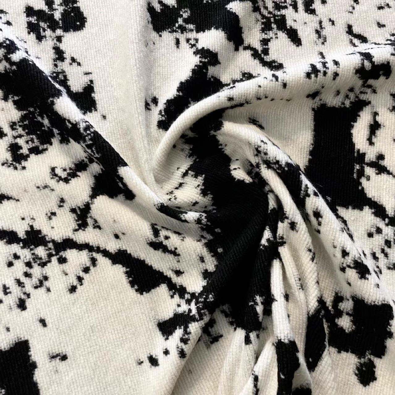 黑白奶牛纹理抱枕面料羊绒成分奶牛花型样板房床尾巾面料