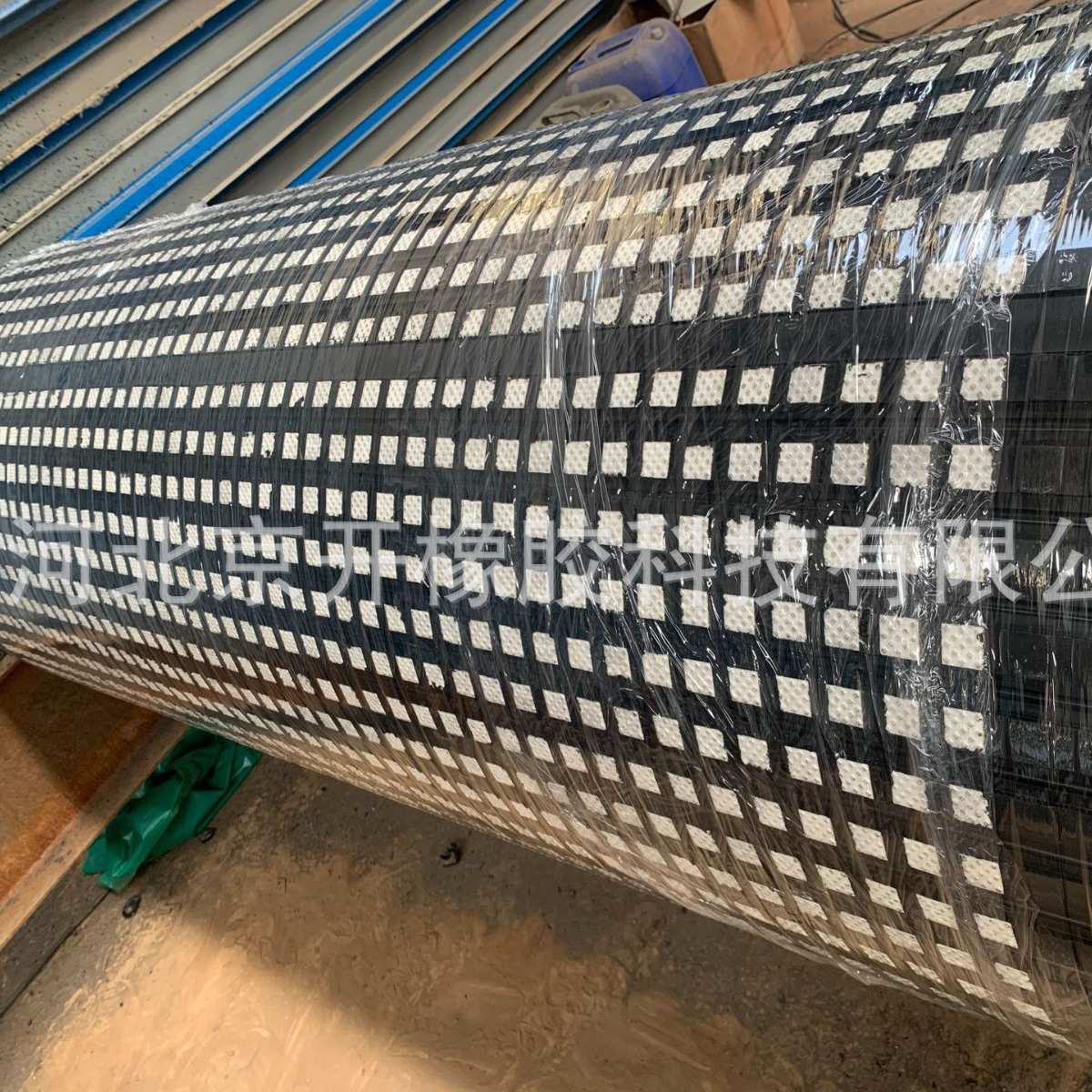 陶瓷包胶滚筒橡胶板厂家直供加工黑色输送机陶瓷皮带轮包胶橡胶板