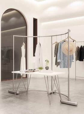 采购产品服装商店展示架创意弯曲不锈钢落地式岛式货架男女服装和