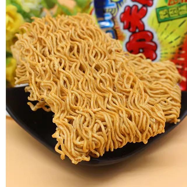 功夫熊烧烤味干 干脆面番茄牛肉味干吃面 面泡面 面5几毛钱的零食