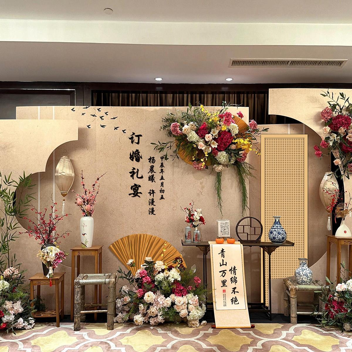 新中式订婚礼布置装饰摆饰全套餐摆件2024高级大气定制背景墙kt板