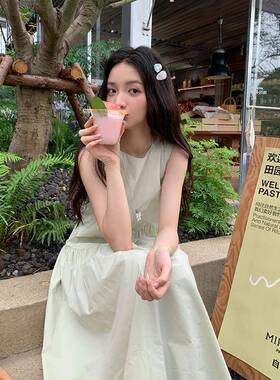 觅定绿色无袖洋装女夏季新款裙子超火巨好看海边度假中长裙子