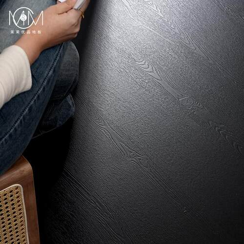 黑色SPC石塑锁扣地板覆古深色木纹家用PVC石晶卡扣式地板防水环保