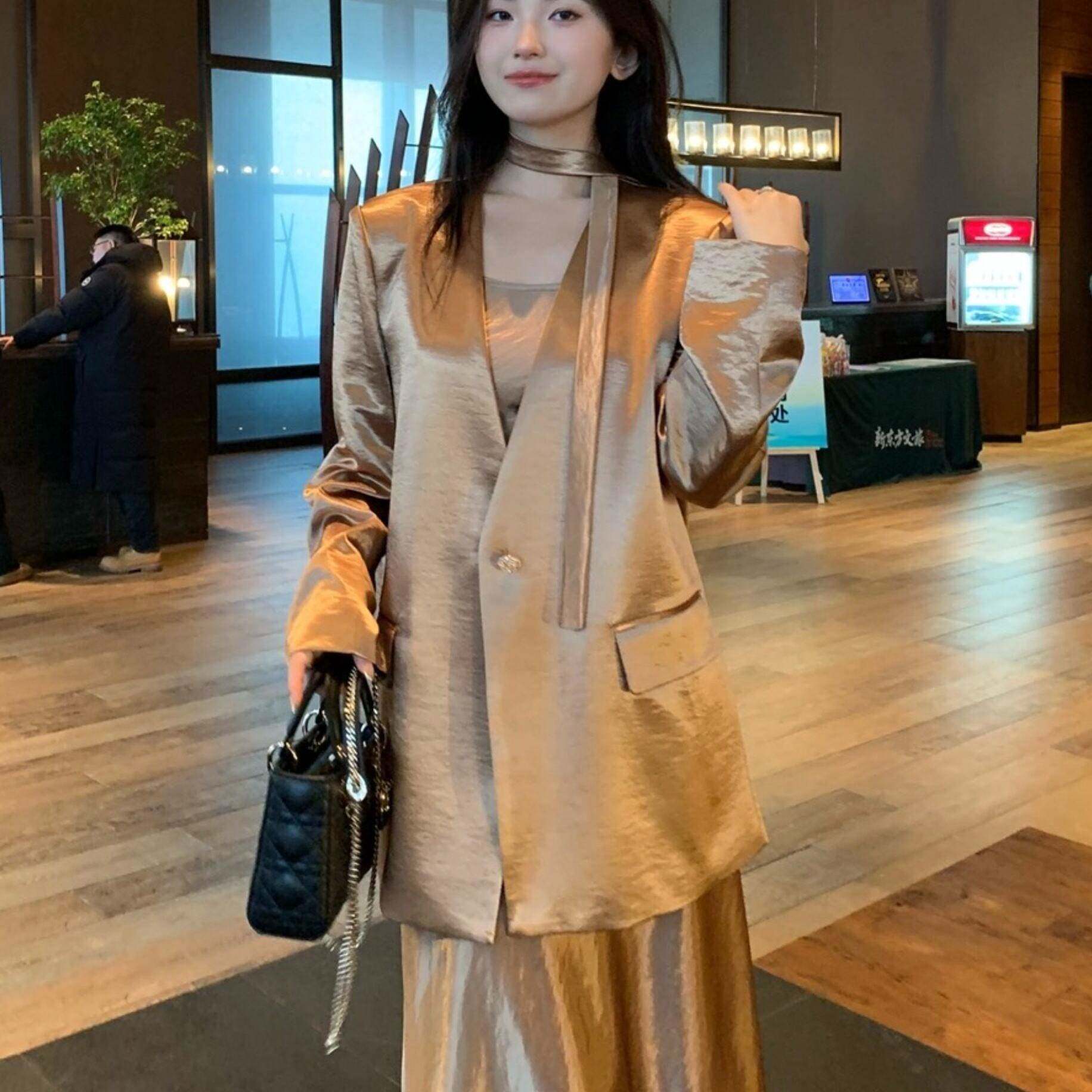 2026春夏缎面高级感一粒扣V领飘带小西装百搭宽松气质名媛风西服