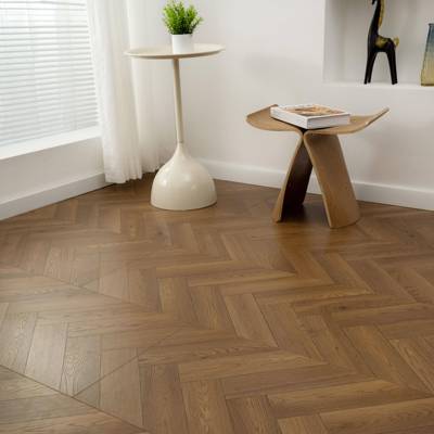 鱼骨拼强化地板家用级环保商用酒店装修耐烟烫碳素黑金刚木地板