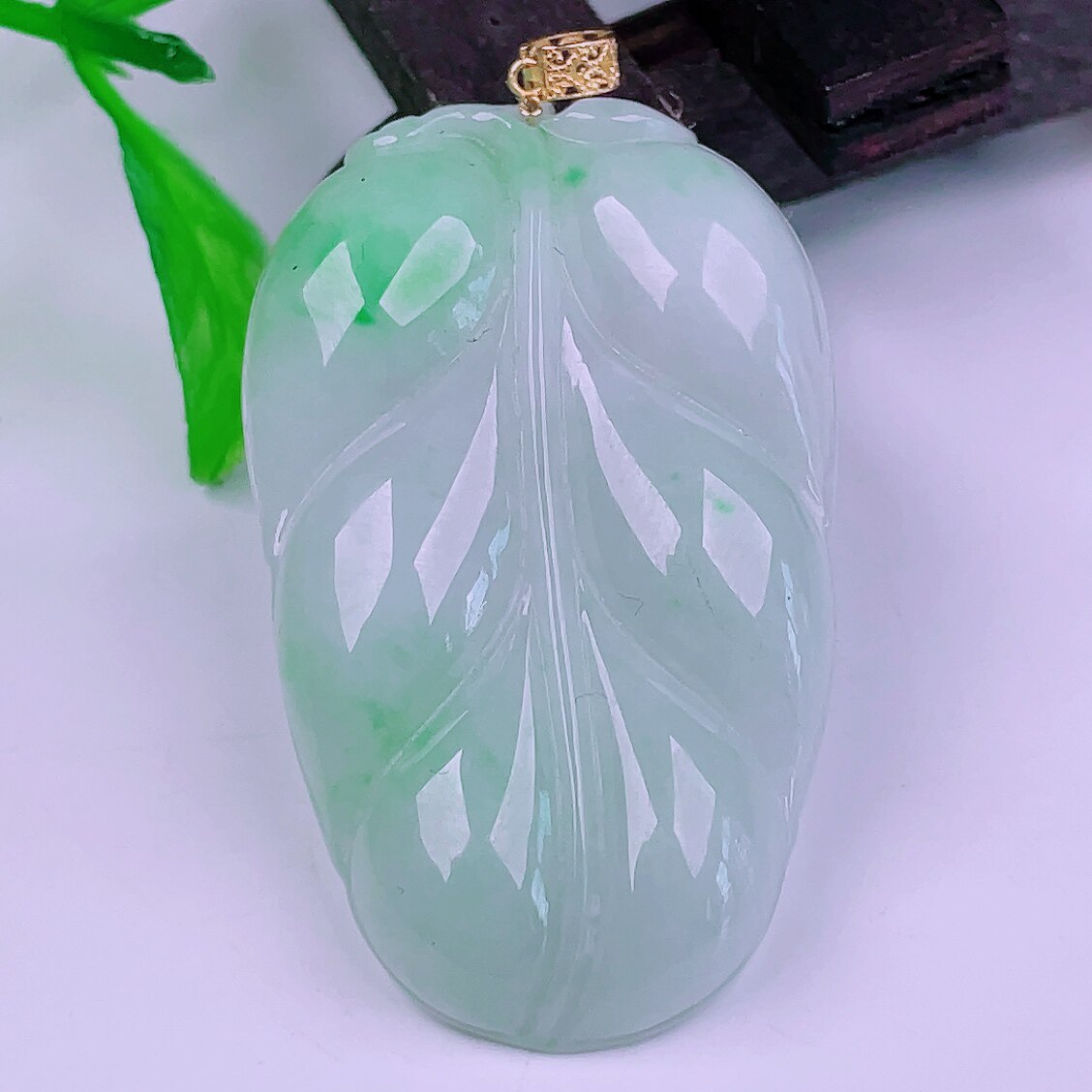 缅甸天然真品翡翠18k金扣头冰飘绿花高端精品闪拍金枝玉叶玉吊坠