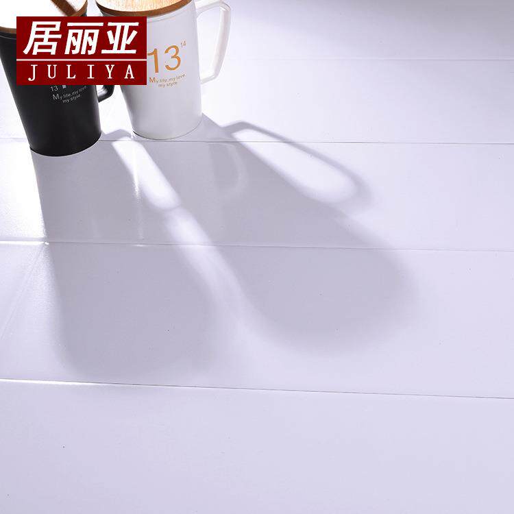 新款直销强化复合木地板12mm个性纯黑白色亮面平面浮雕色工程家用