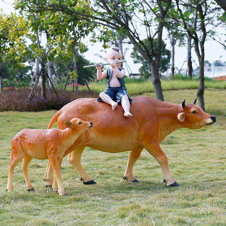 草地装饰园林耕牛牧场餐厅玻璃钢摆件公园装饰品黄牛饰品玻璃雕塑