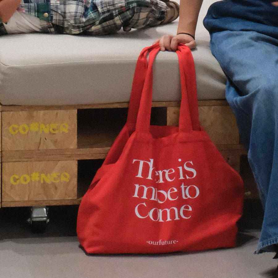 别来无恙 未来的样子有很多种呦！红色斜挎帆布包 大容量单肩包粉