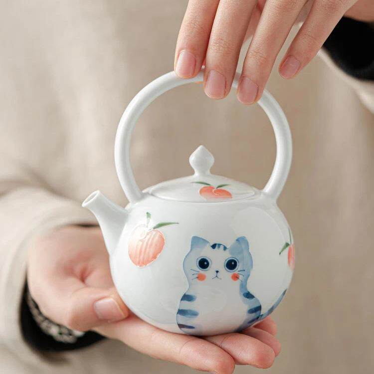泥人述 釉下彩浮雕手绘猫咪桃子茶壶 可爱风白瓷家用茶空间提梁壶