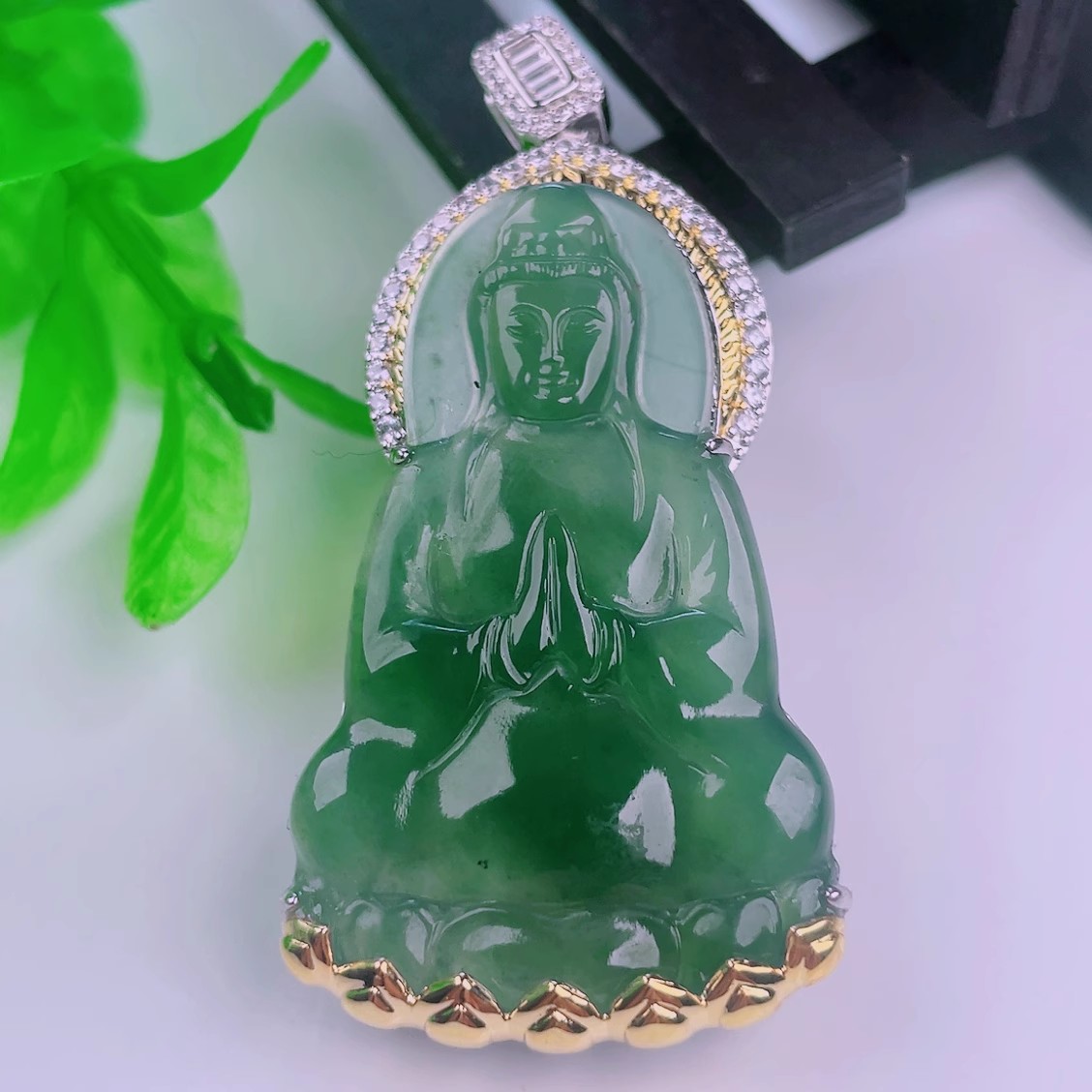 天然真品翡翠镶嵌冰蓝水天空蓝满色高档精雕观音菩萨玉吊坠15.44g