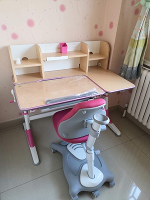 解说生活诚品儿童学习桌对比护童哪个，这两个牌子选谁好？