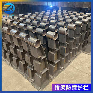 桥梁防撞护栏厂家 喷塑喷漆加工 左右护栏钢板焊接立柱