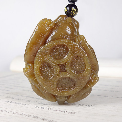 W荣归故里保真新疆和田玉且末料糖沁苏工纯手工龙龟挂件84.65g
