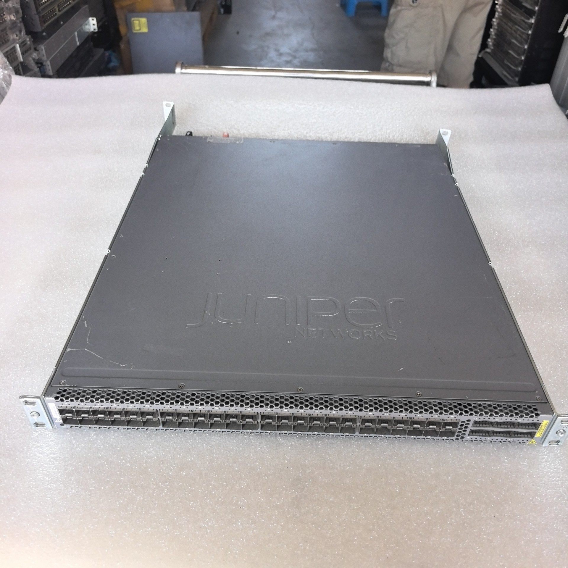 Juniper交换机 QFX5100-48S-AFO，48个