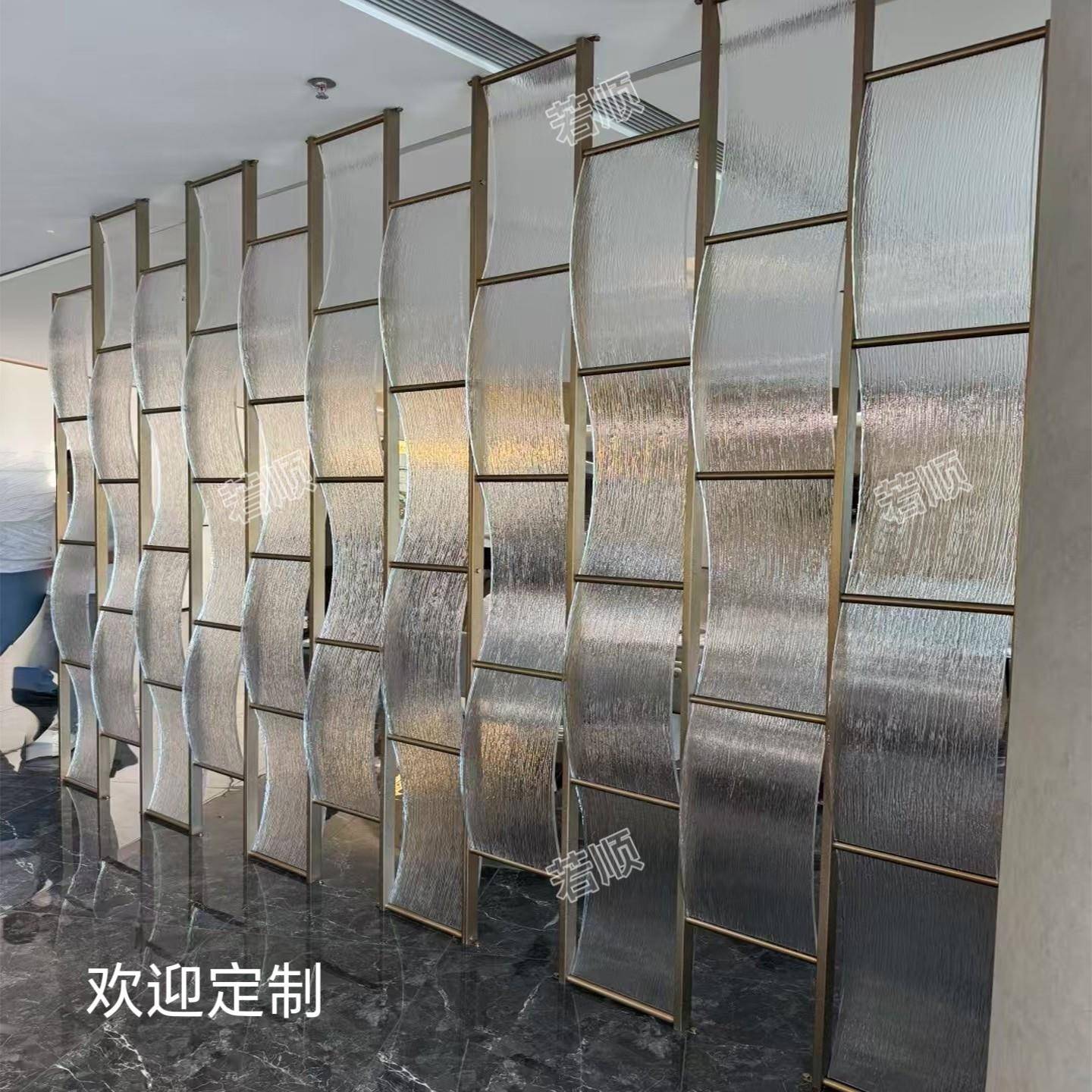 网红不锈钢热弯压克力屏风水波纹弧形玻璃金属装饰背景墙隔断