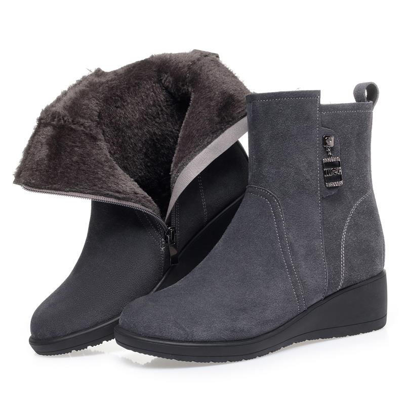 高档冬季翻毛皮中年妈妈皮短靴女冬加绒真码软坡跟防滑底保暖大棉