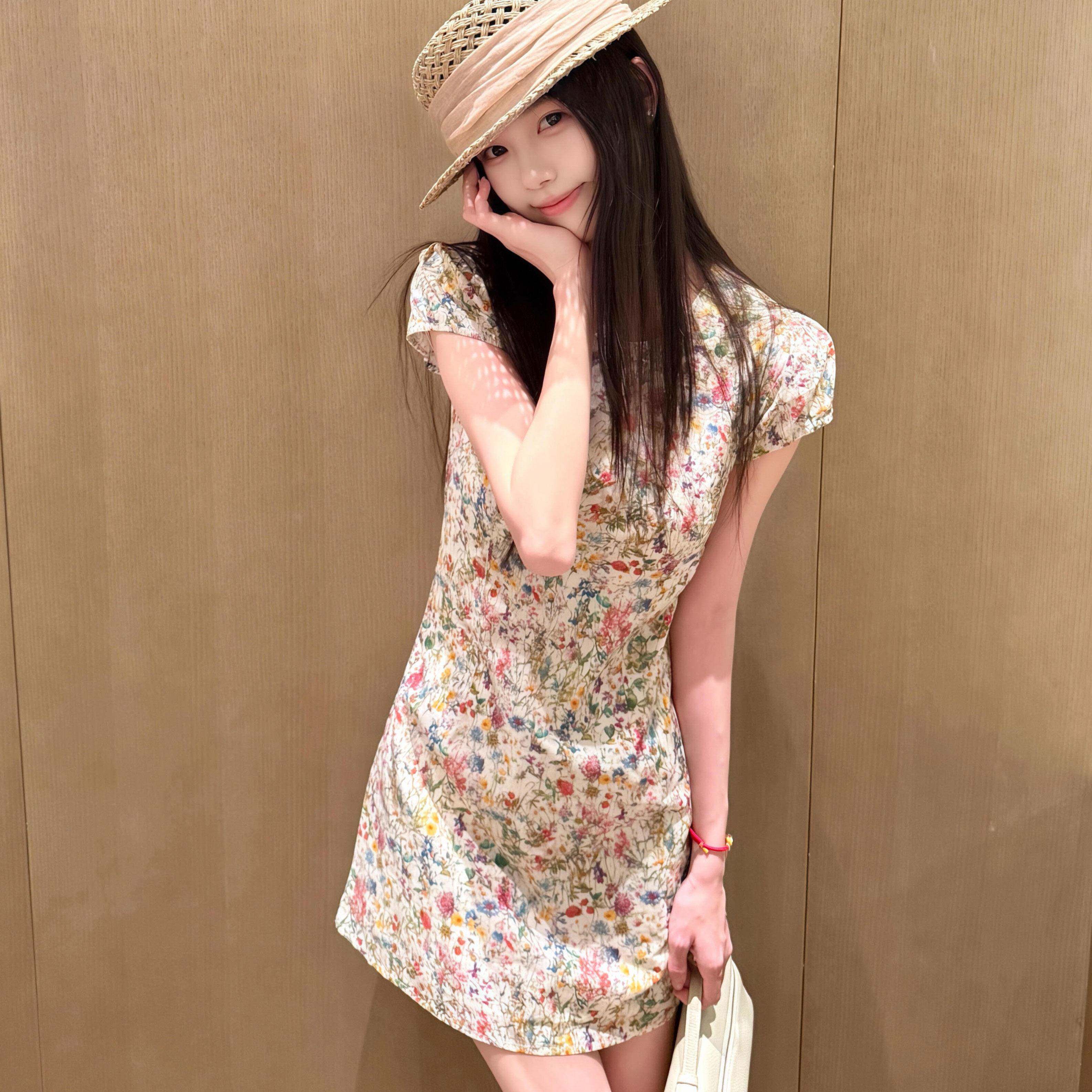 夏季油画田园风短款修身收腰巨好看的碎花连衣裙女2026新款短裙子