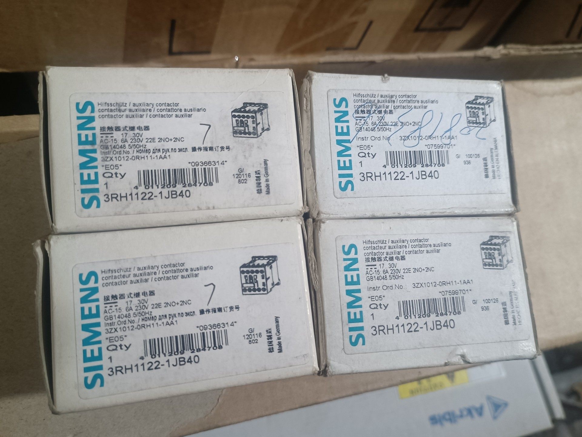 全新原装正品西门子3RH1122-1JB40有4只；单价30