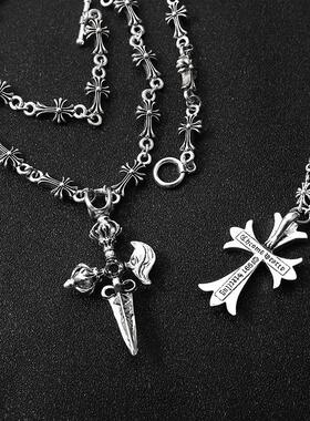 man with a classic cross necklace 经典十字架项链男中性卫衣链