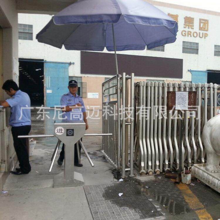 供应立式双面三杆转闸,白钢双通道出入双向三辊闸,行人通道双门闸