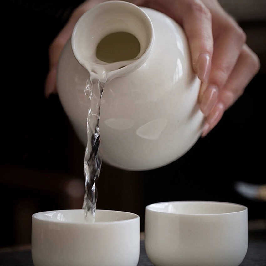 陶瓷酒具套装日式高档羊脂玉白酒杯酒壶分酒器家用酒盅创意大容量